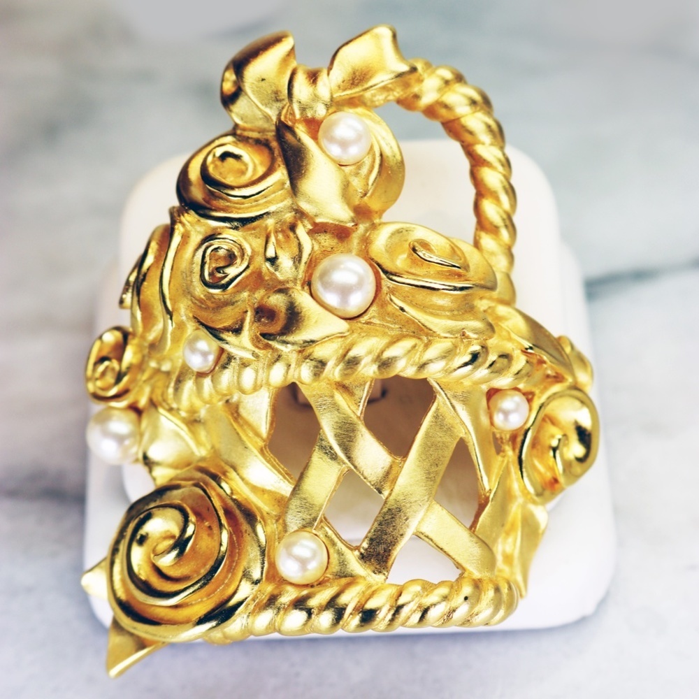 Givenchy 🎉 HP Vintage Rose & Pearl Basket Brooch Mother’s Day Gift!! 💞🫶🏻🛍️ - Picture 14 of 16